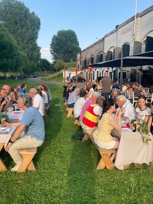 lange-tafels-met-gasten